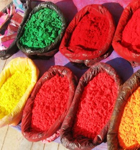 En el mercado de Katmandú puedes encontrar productos para tintes