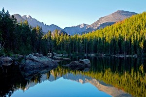 Bosques, lagos, rios y montañas conforman parte del paisaje de El Parque Nacional de las Montañas Rocosas