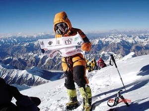 Edurne Pasaban en la cima del k2. Foto: Desnivel