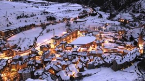 Población de Canillo en el Principado de Andorra después de una nevada