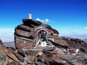 El punto geodésico y  las ofrendas de la cima del Mulhacen