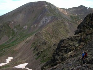 cresta-pico-de-la-cabaneta-collado-meners-al-fondo-pico-serrerra