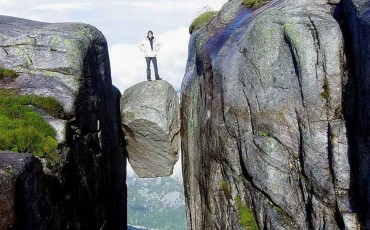Roca-encajada-Noruega-kjeragbolte