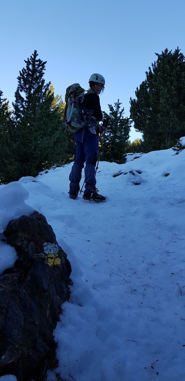 gallina-pelada-y-creu-de-ferro-con-nieve