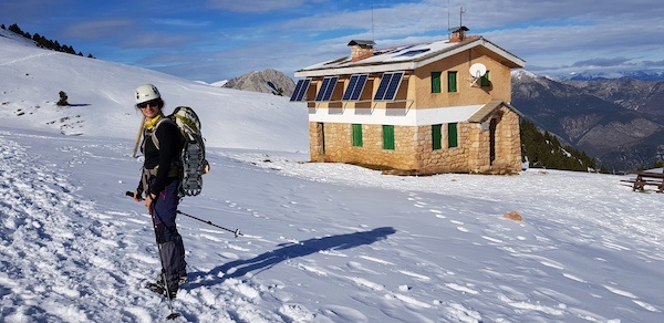 gallina-pelada-y-creu-de-ferro-con-nieve