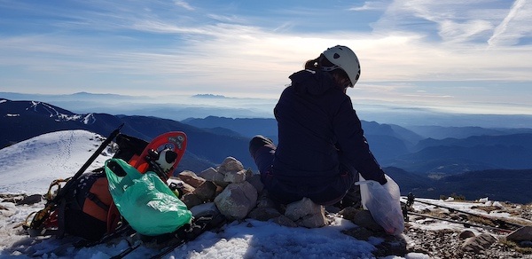 gallina-pelada-y-creu-de-ferro-con-nieve