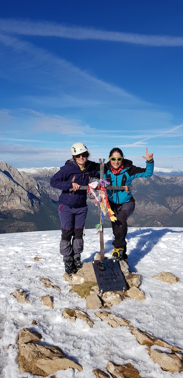 gallina-pelada-y-creu-de-ferro-con-nieve