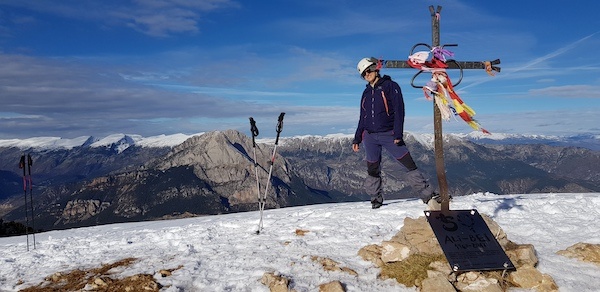 gallina-pelada-y-creu-de-ferro-con-nieve