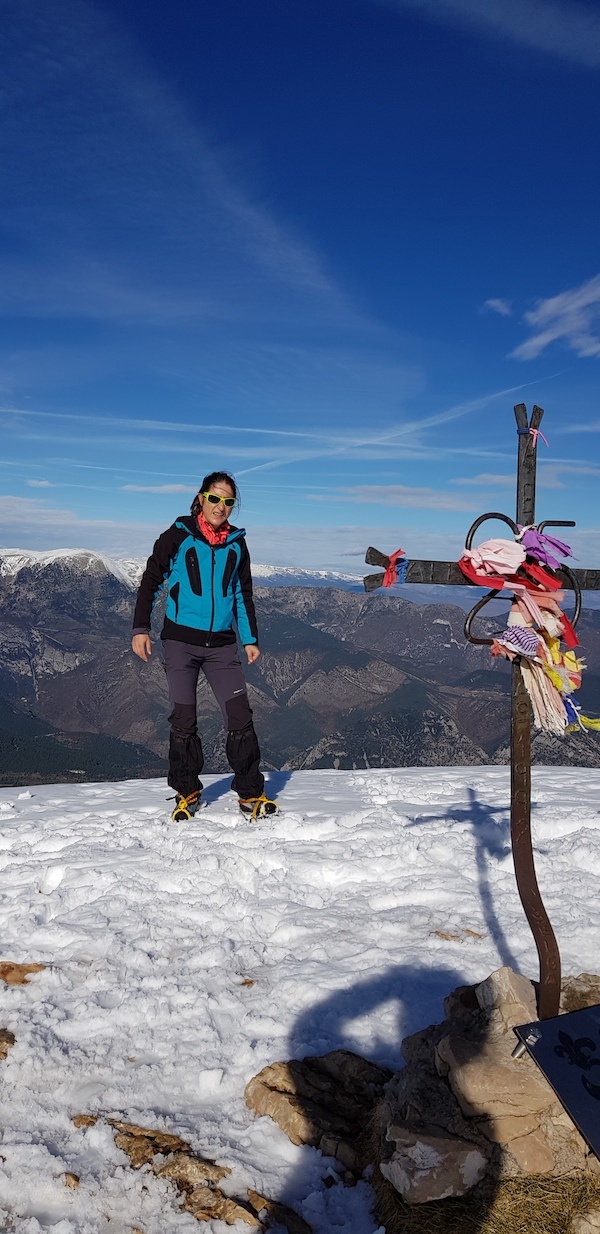 gallina-pelada-y-creu-de-ferro-con-nieve_