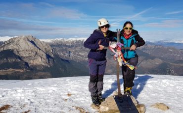 gallina-pelada-y-creu-de-ferro-con-nieve