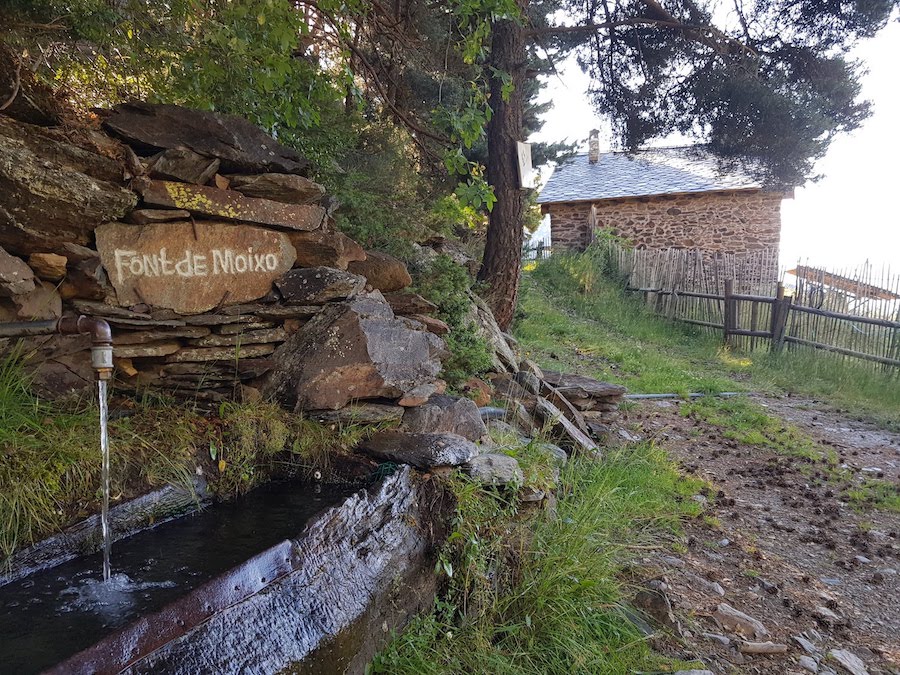 medacorba-roca-entravessada-desde-arinsal