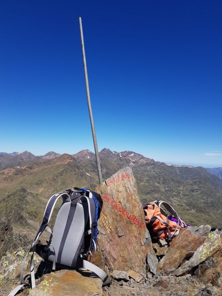 medacorba-roca-entravessada-desde-arinsal