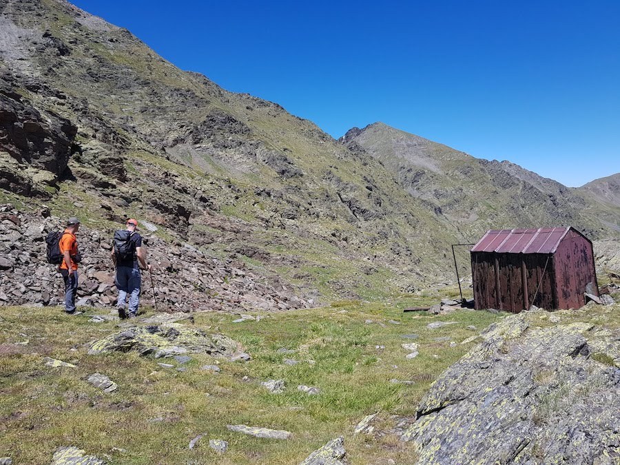 medacorba-roca-entravessada-desde-arinsal