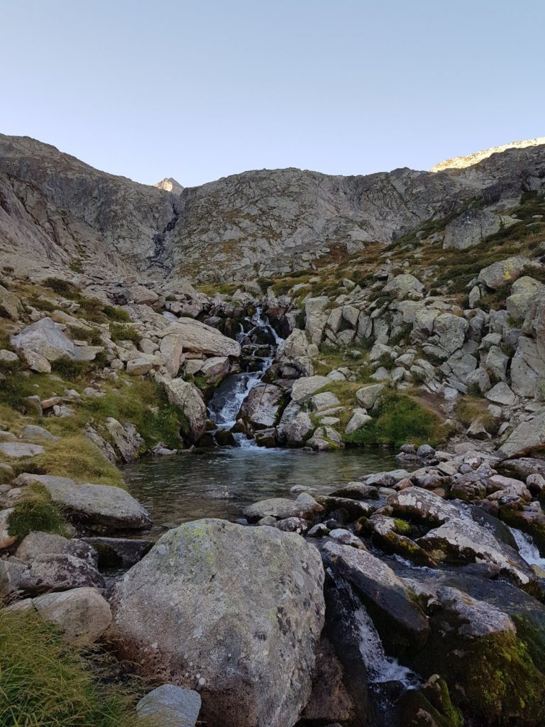 Pico _Maou_desde_Lac_du_Cap_de_Long